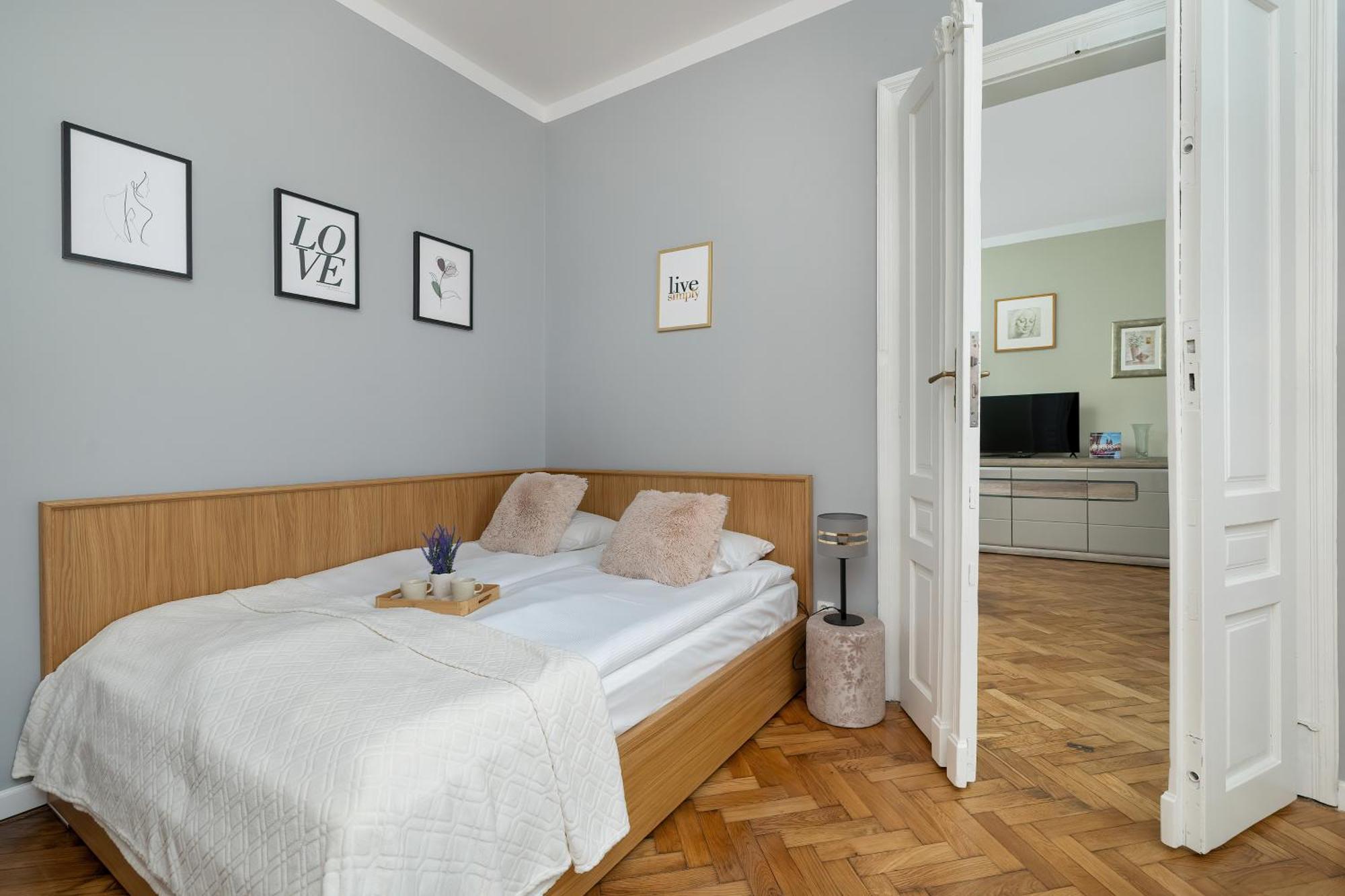 Charming With Desk In Downtown Cracow By Renters Apartment
