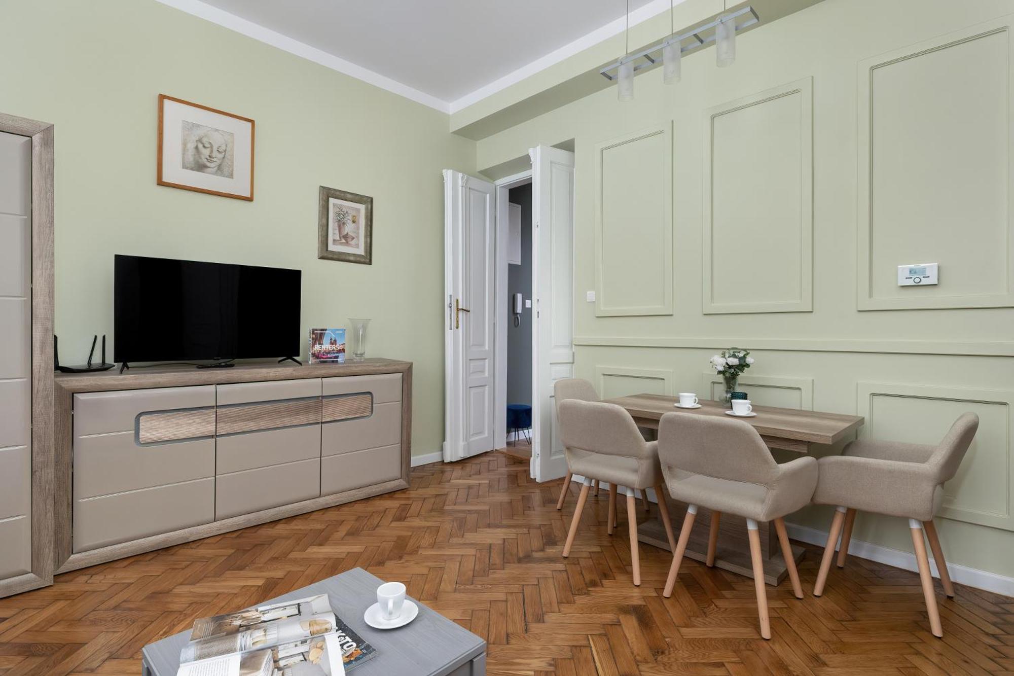 Apartment Charming With Desk In Downtown Cracow By Renters