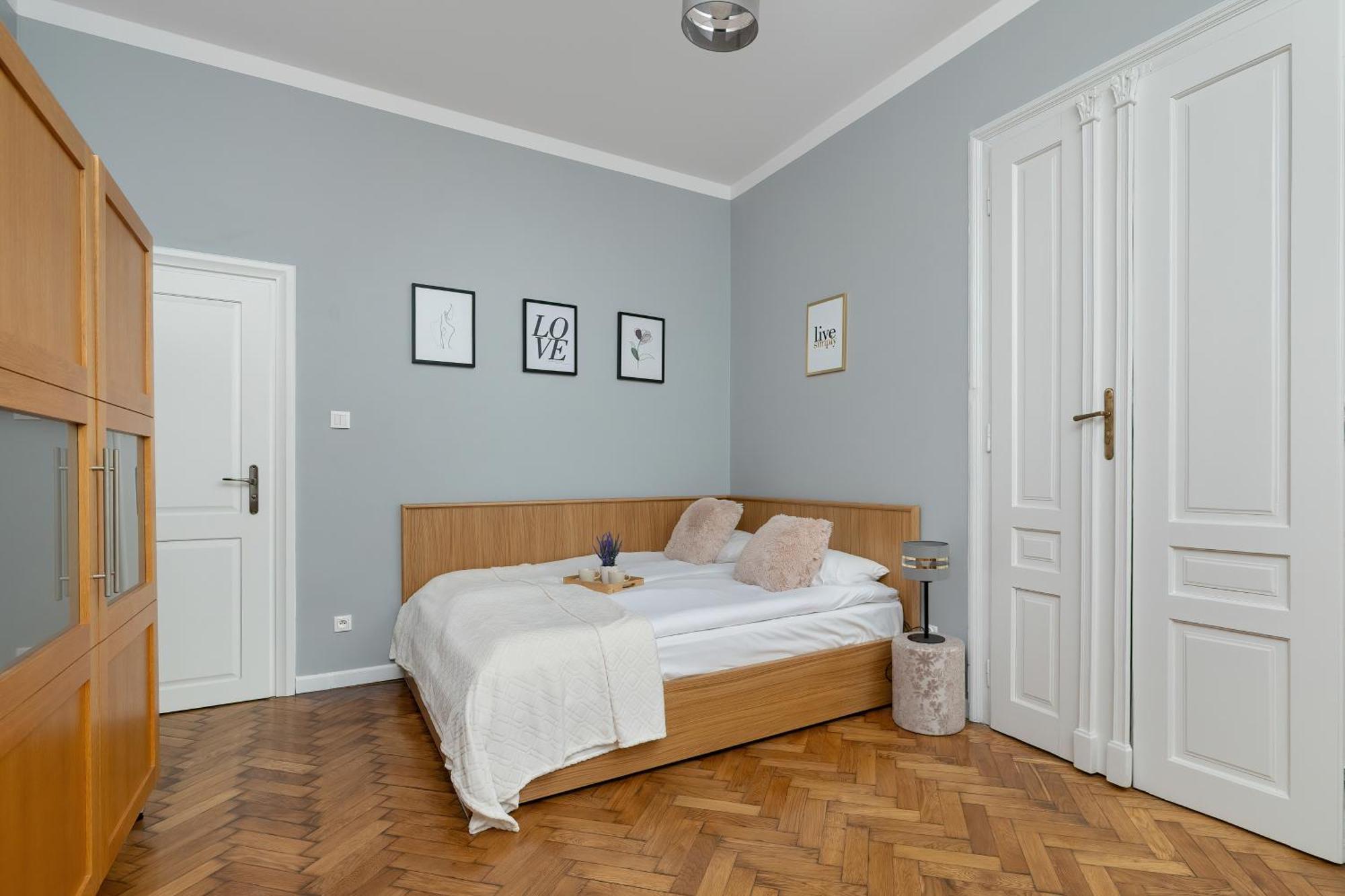 Apartment Charming With Desk In Downtown Cracow By Renters
