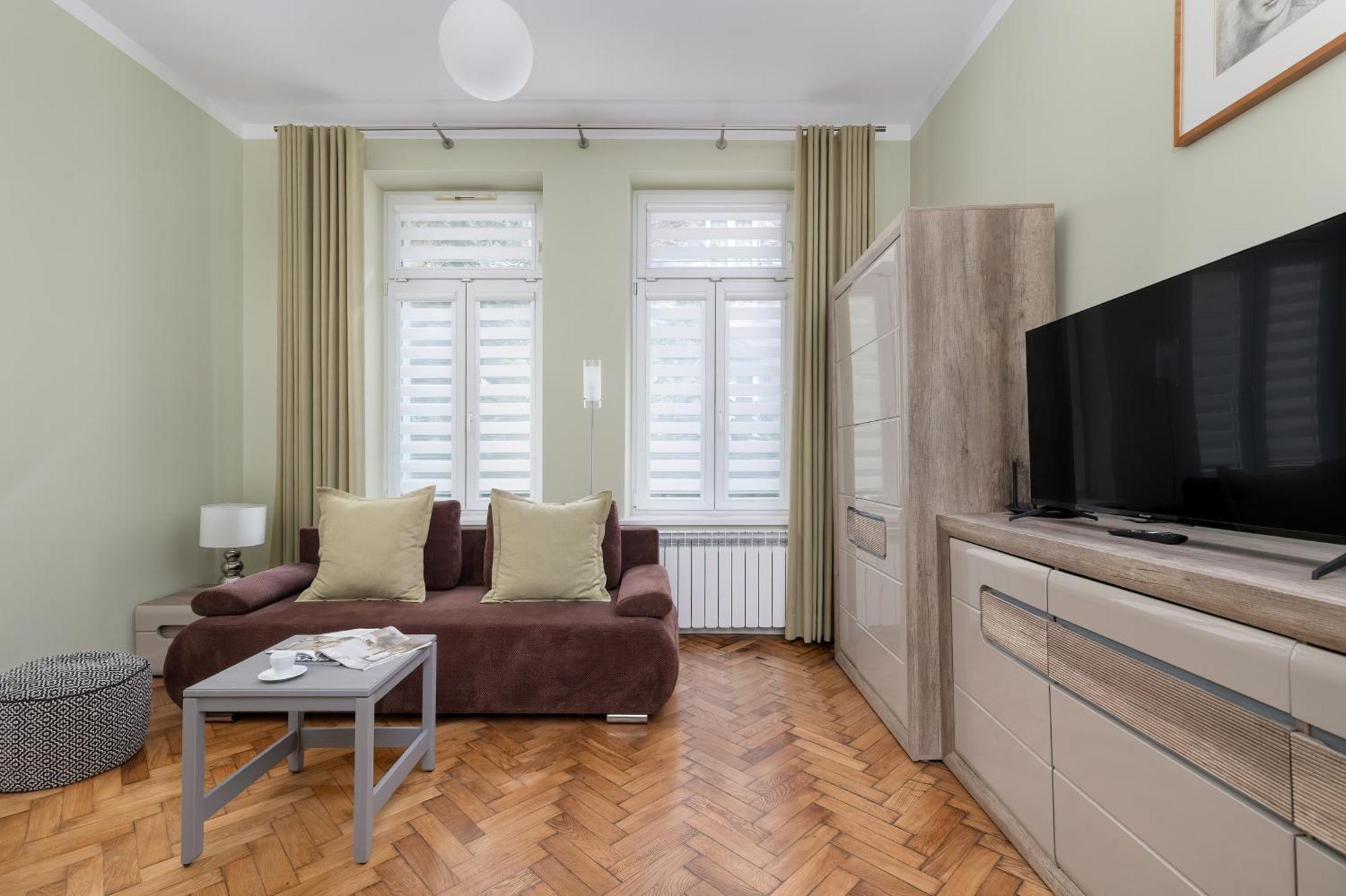 Charming With Desk In Downtown Cracow By Renters *