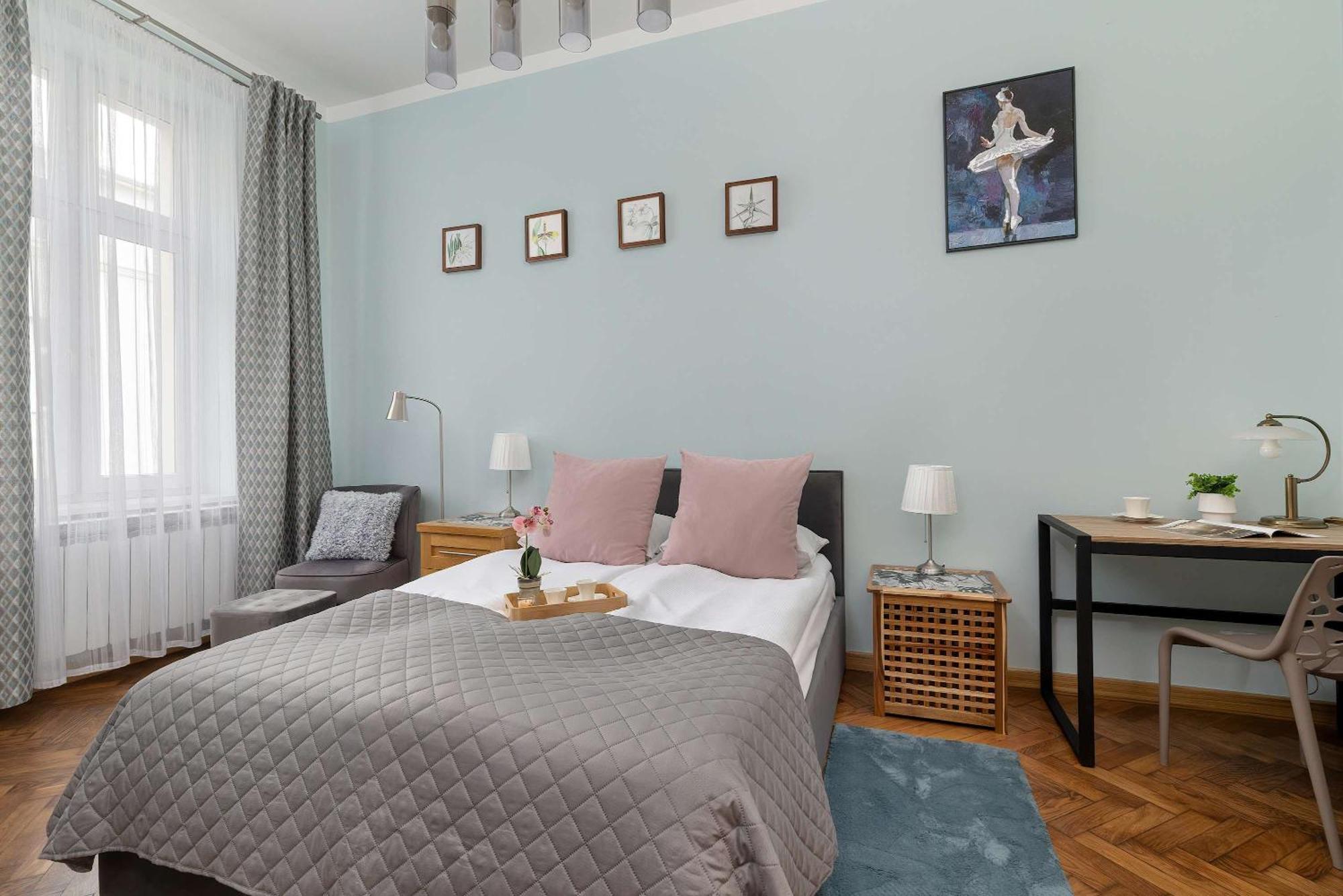 Charming With Desk In Downtown Cracow By Renters